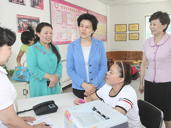 省婦聯(lián)主席陳硯秋現(xiàn)場指導巾幗家政服務中心工作